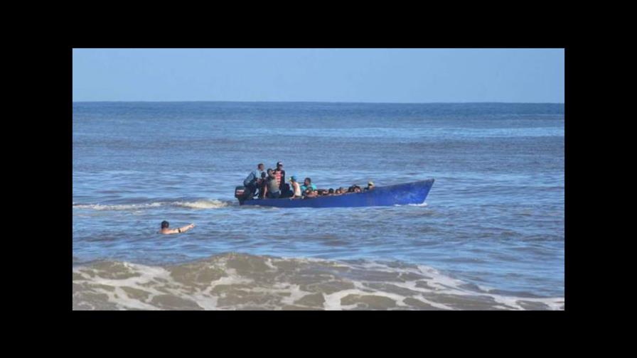 Detienen a 40 indocumentados dominicanos y haitianos iban en yola a Puerto Rico
