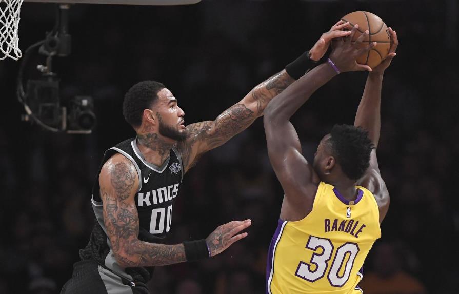 Doble-dobles de Randle, Ball guían a Lakers ante Kings