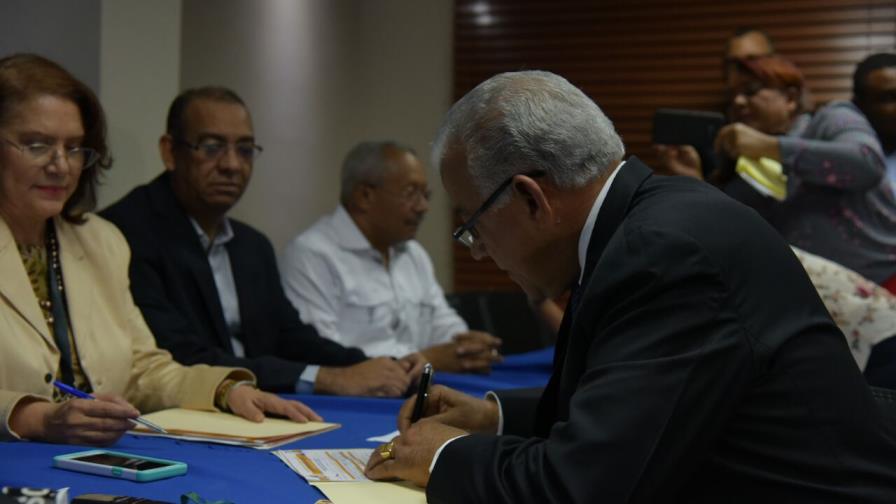 Andrés Bautista inscribe candidatura para reelegirse como presidente del PRM Andrés Bautista inscribe candidatura para reelegirse como presidente del PRM