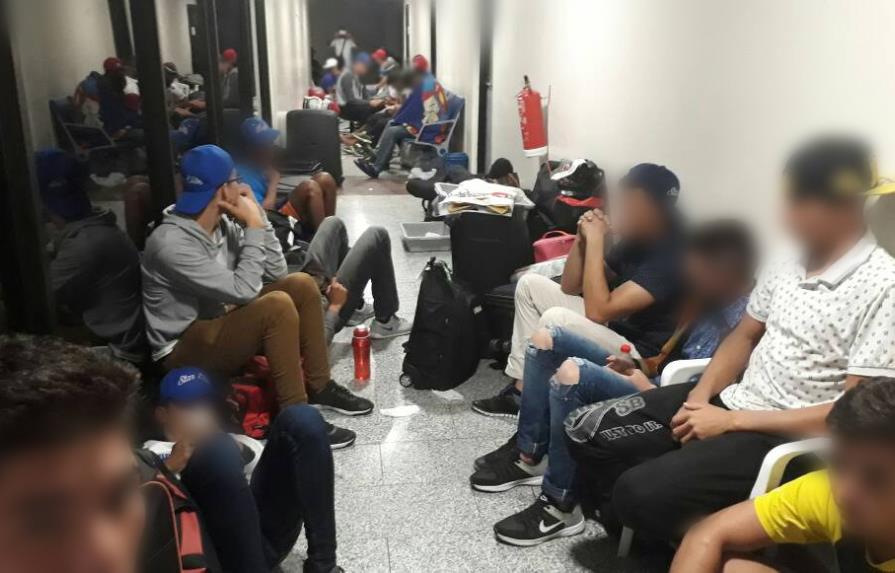 Denuncian Migración retiene en el AILA a 28 peloteros, la mayoría menores, y cinco técnicos  venezolanos 