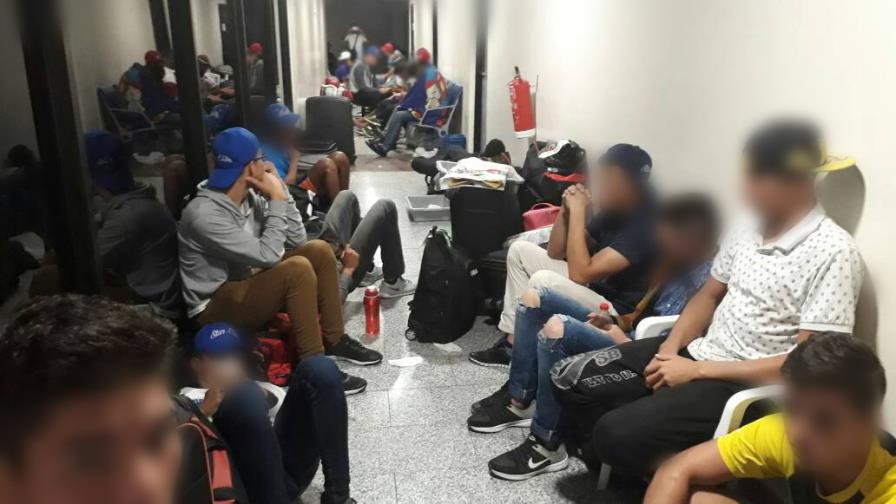 Denuncian Migración retiene en el AILA a 28 peloteros, la mayoría menores, y cinco técnicos venezolanos Denuncian Migración retiene en el AILA a 28 peloteros, la mayoría menores, y cinco técnicos venezolanos