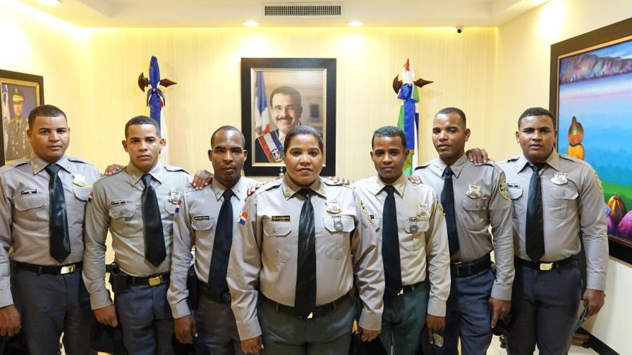 Madre y sus seis hijos son agentes policiales