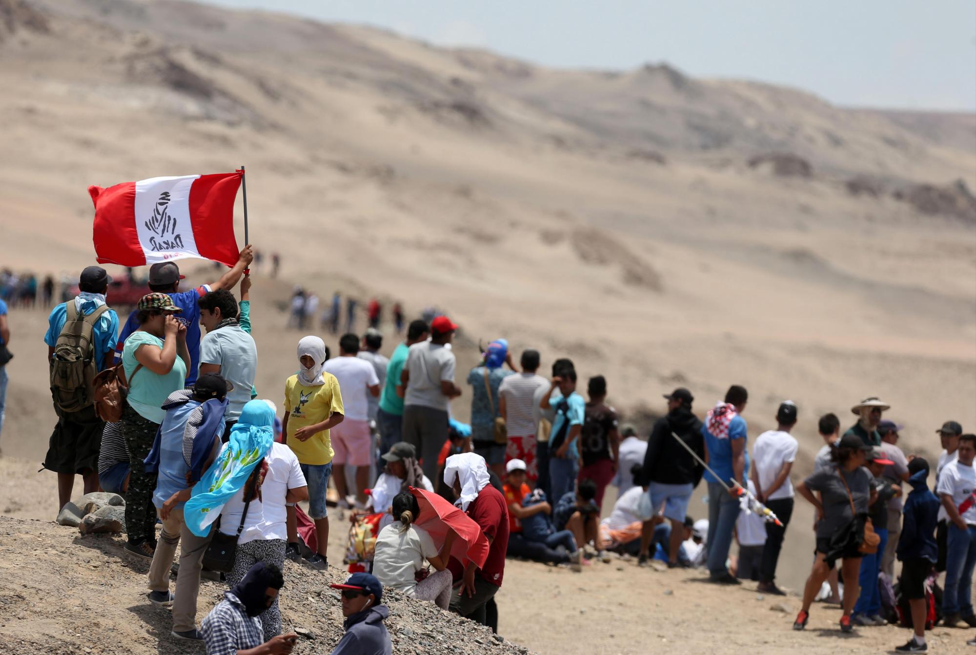 Espectadores observan la cuarta etapa del rally Dakar 2018 el martes 9 de enero de 2018, en San Juan de Marcona (Perú). 