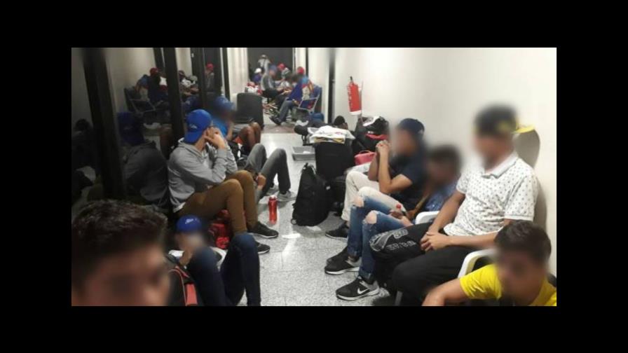 Migración dice peloteros venezolanos en el AILA no llenaron protocolo de deportistas