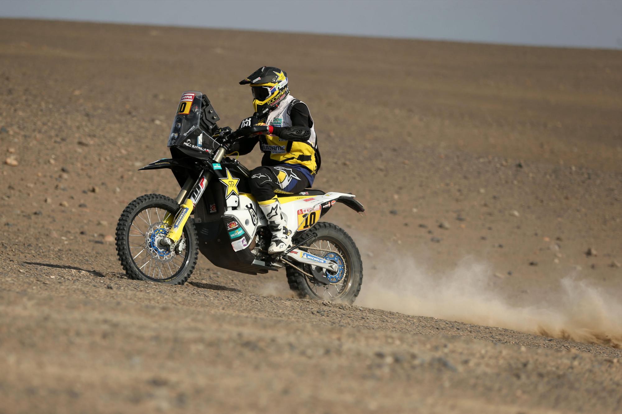 El piloto chileno Pablo Quintanilla compite durante la quinta etapa del Rally Dakar 2018. El evento de velocidad se despide este miércoles de las dunas con su quinta y última etapa sobre el desierto peruano y comienza a tomar altura al adentrarse en la cordillera andina, rumbo a Bolivia.