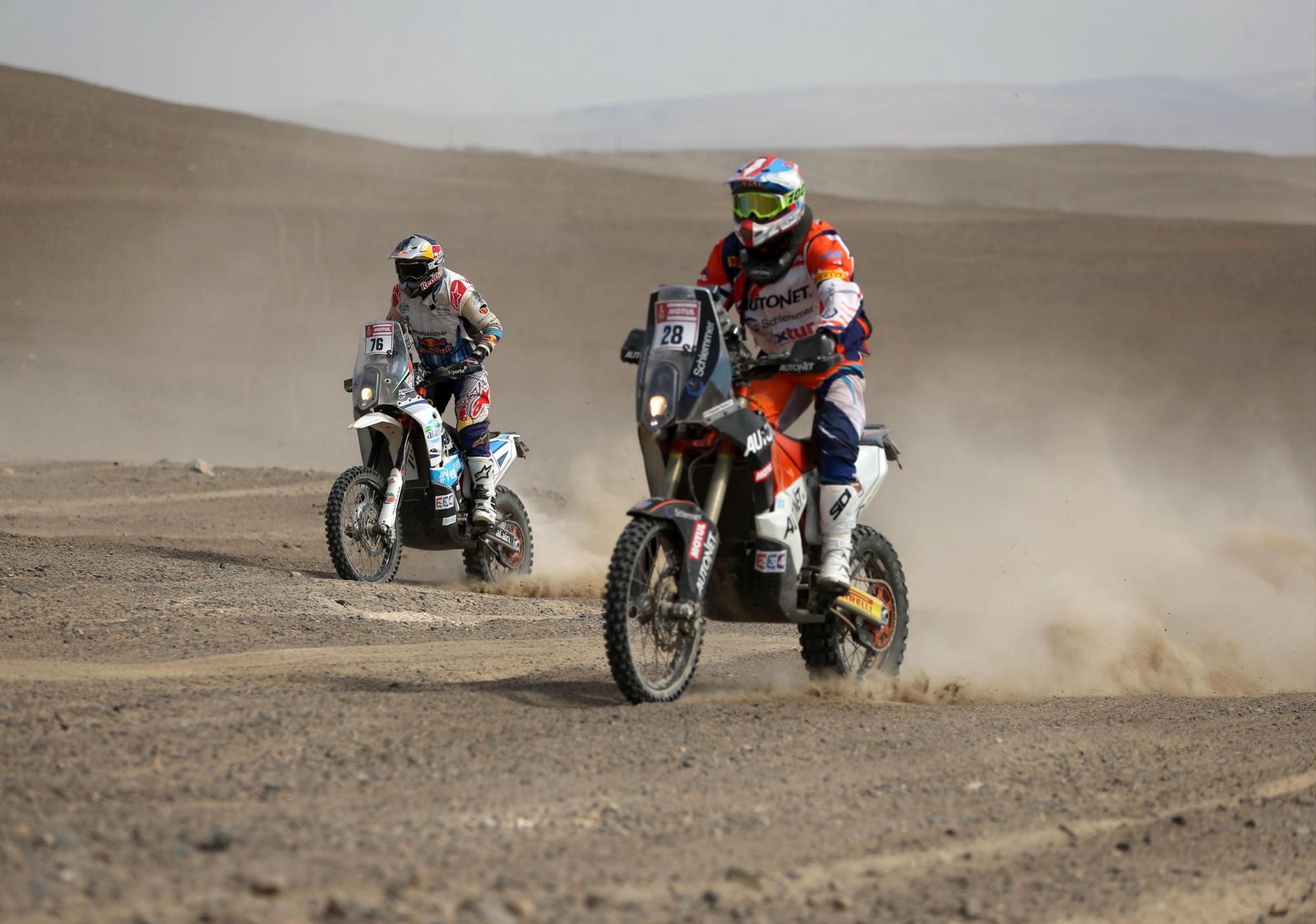 Los pilotos Mohammed Balloshi, de Emiratos Árabes, y Emanuel Gyenes (d), de Rumanía, compiten durante la quinta etapa del Rally Dakar 2018.