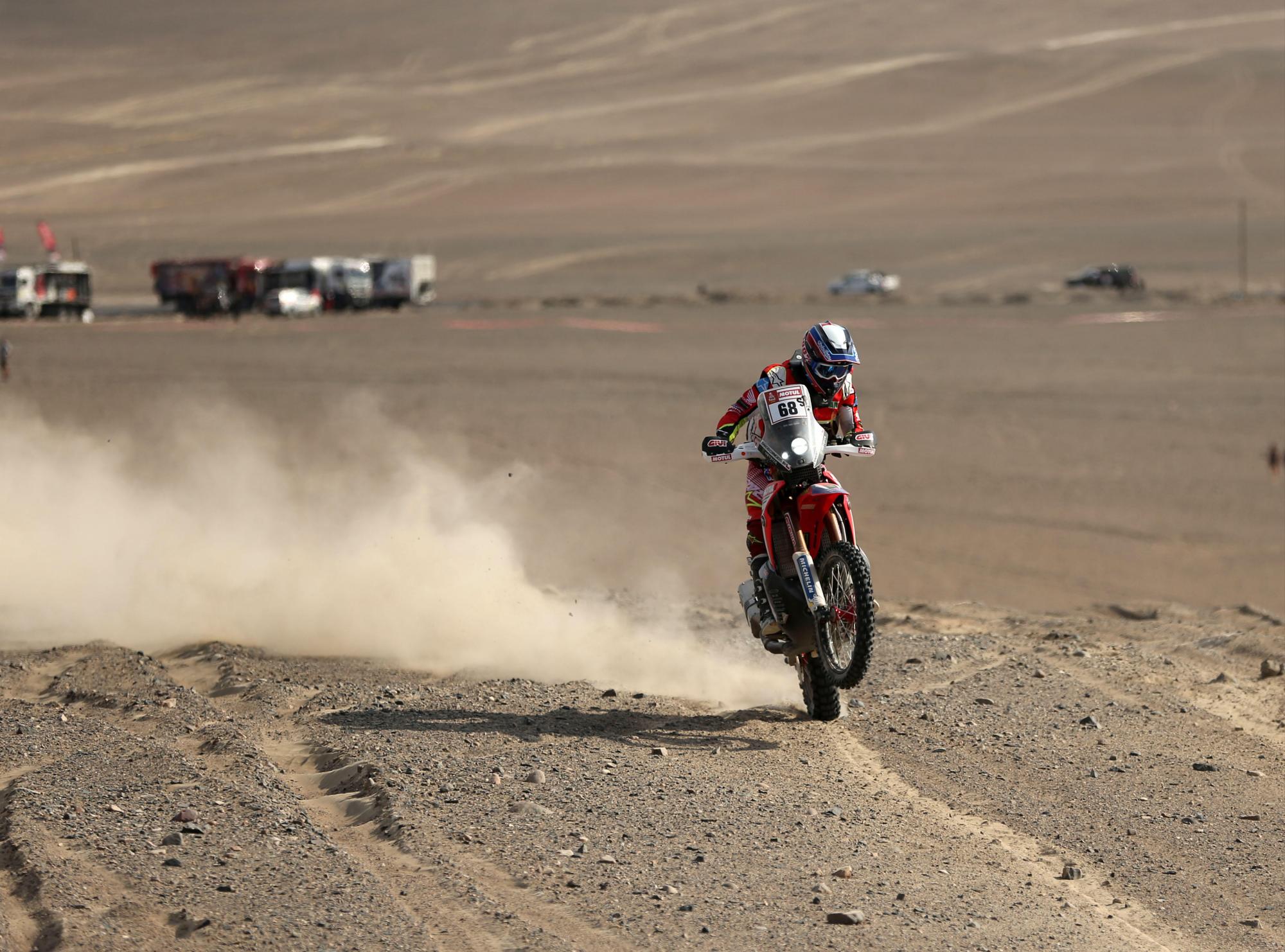 Eduardo Heinrich compite durante la quinta etapa del Rally Dakar 2018 en el desierto de Marcona (Perú).