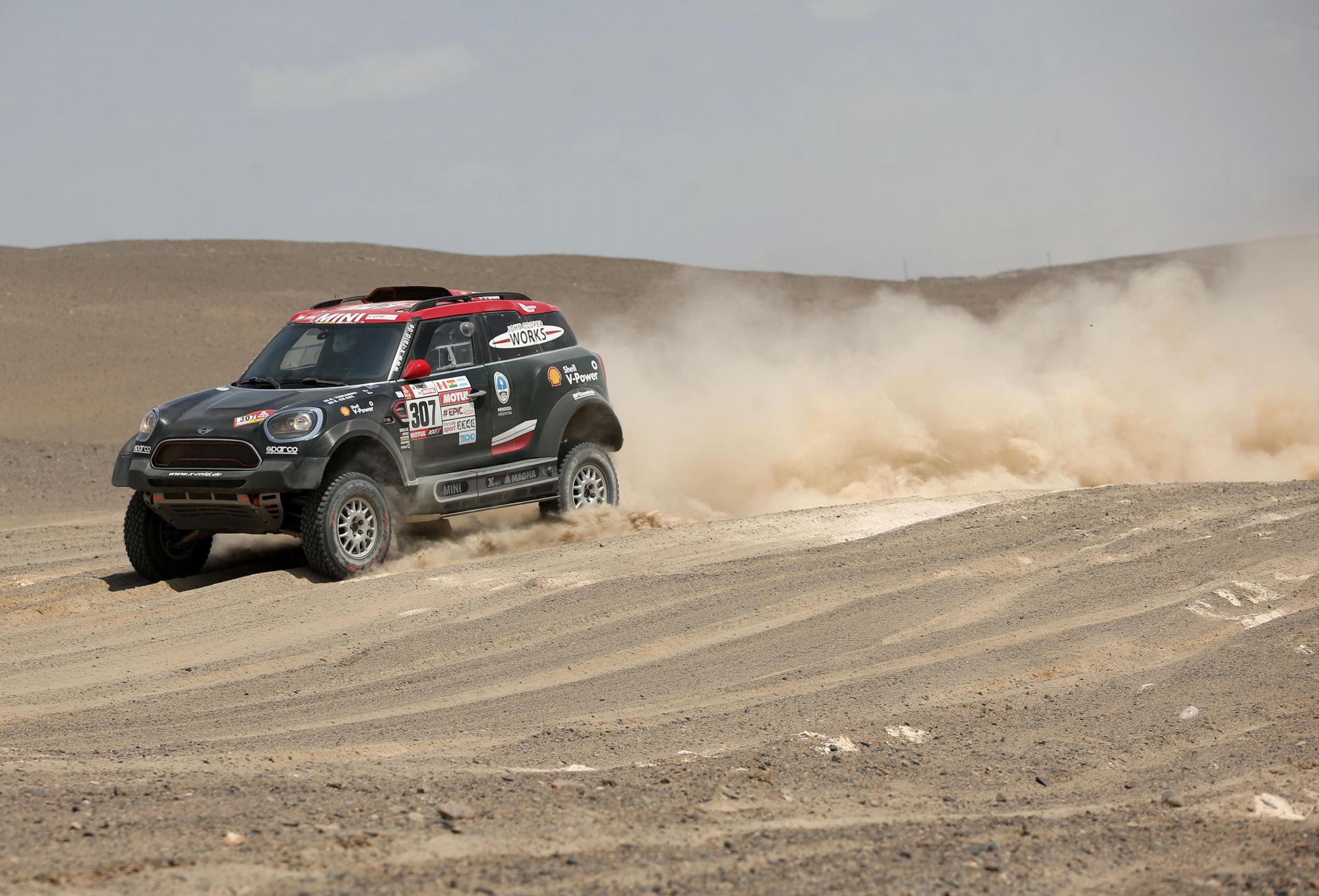 Orlando Terranova compite durante la quinta etapa del Rally Dakar 2018 en el desierto de Marcona (Perú)