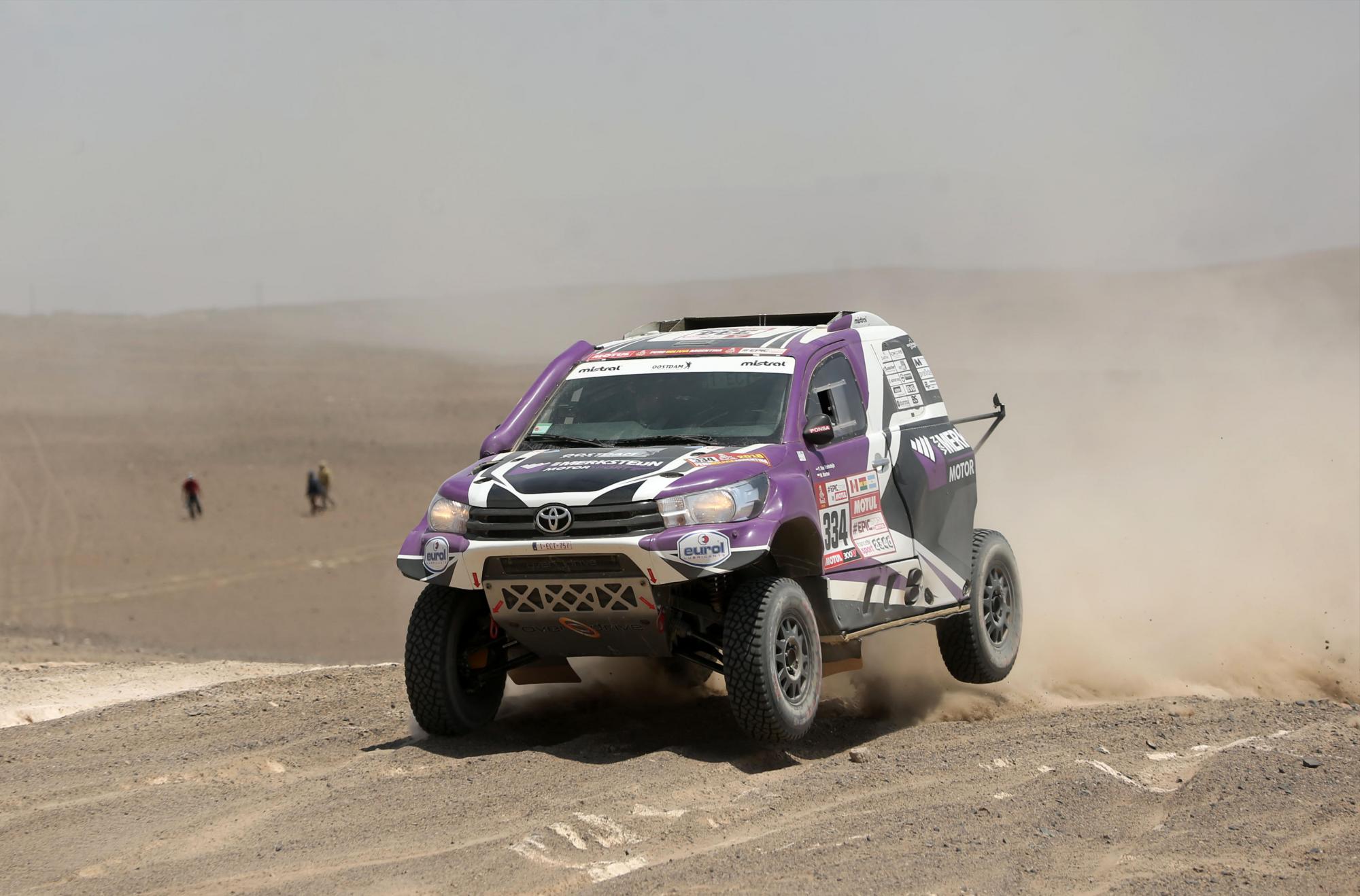 El piloto holandés Peter Van Merksteijn compite durante la quinta etapa del Rally Dakar 2018 el miércoles 10 de enero de 2018, en el desierto de Marcona (Perú).