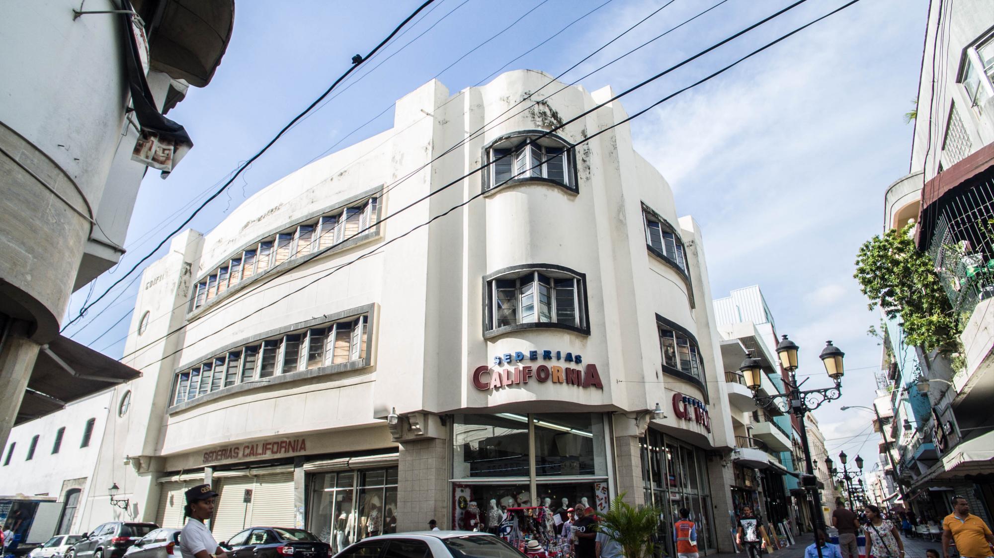 Vista completa del edificio.