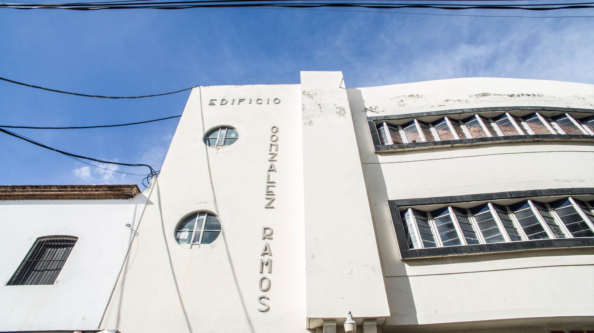 Detalle de las ventanas redondas que dan a la escalera interior.