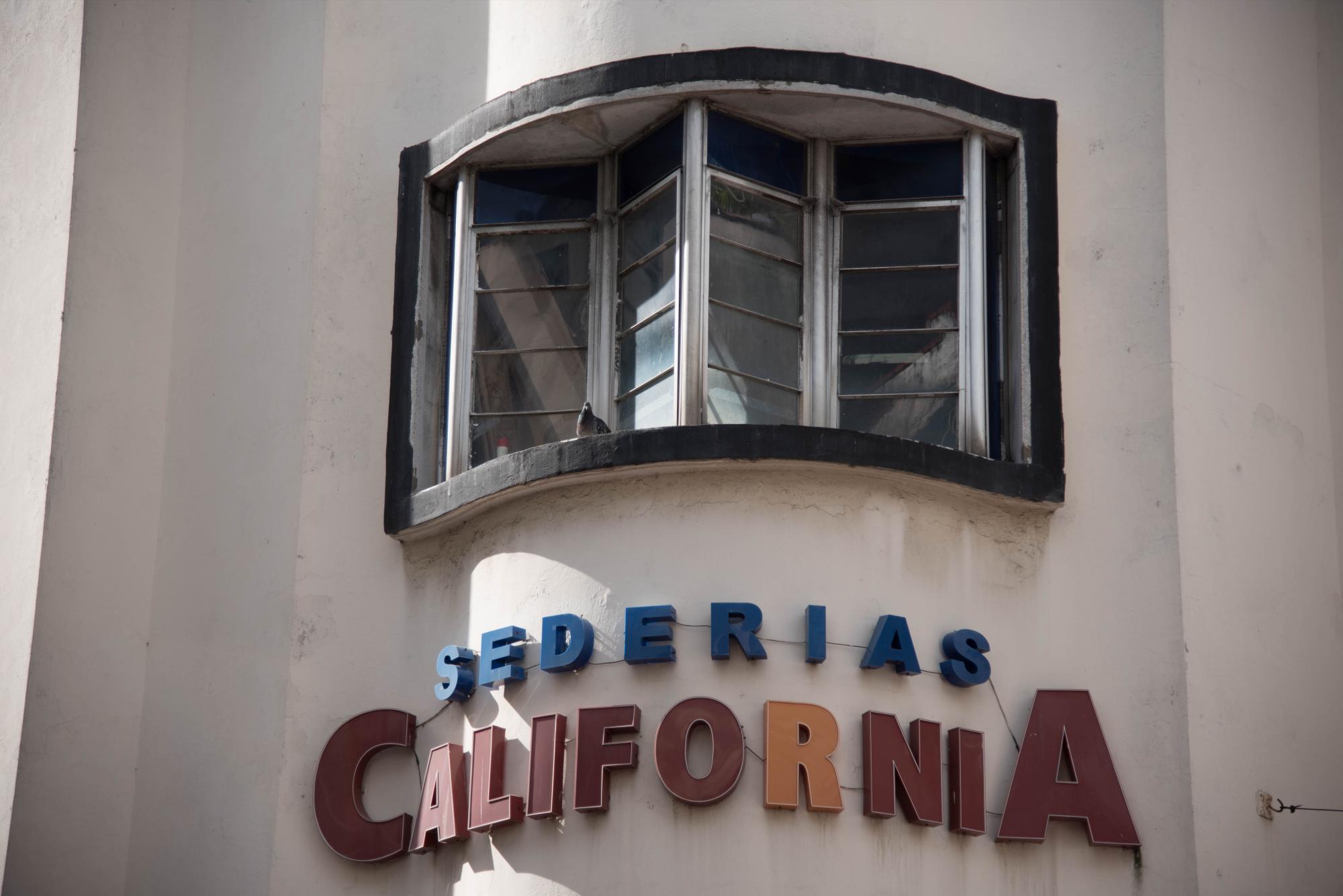 Detalle una de las ventanas de la esquina. 