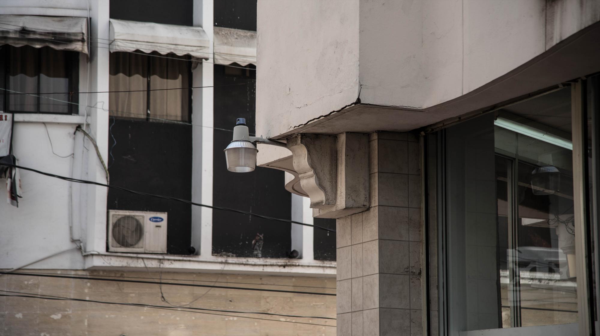 Detalle de una ménsula de matriz clásica en la fachada.