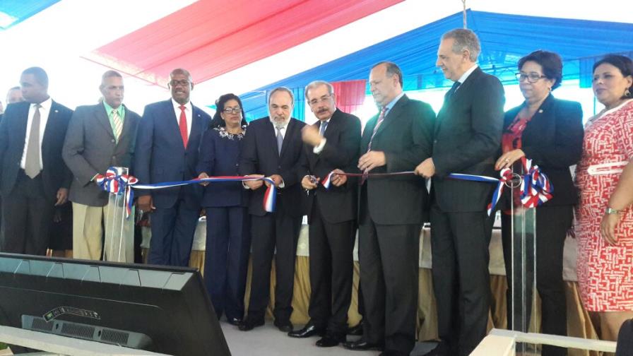 Presidente entrega un centro de diagnóstico y atención primaria en Santo Domingo Este Presidente entrega un centro de diagnóstico y atención primaria en Santo Domingo Este