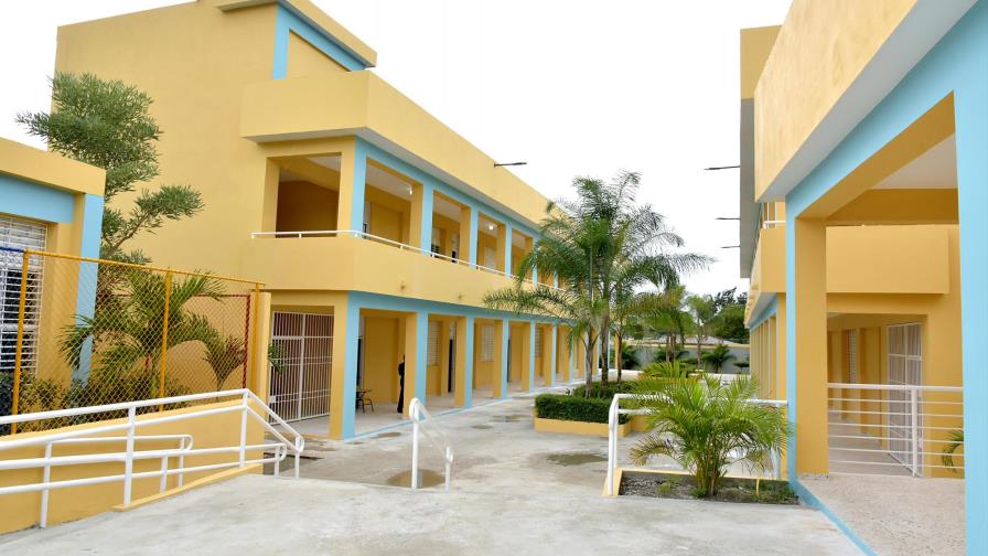 Gobierno inaugura en Azua nuevo centro educativo 