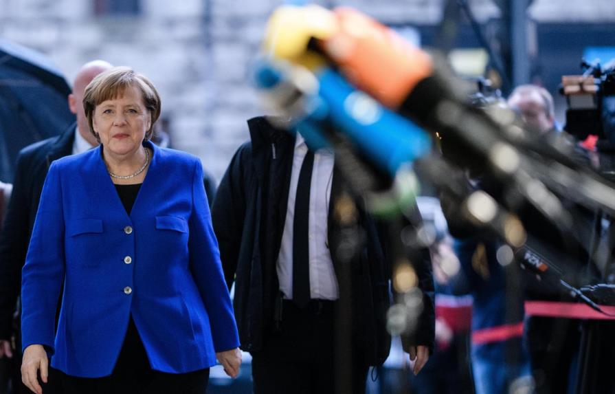 Merkel y los socialdemócratas buscan superar sus divergencias en Alemania