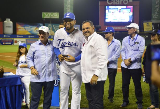El conjunto de los Tigres del Licey entregó el anillo de campeón de la temporada del 2016-17, a los jugadores y empleados que integraron el club durante ese período.