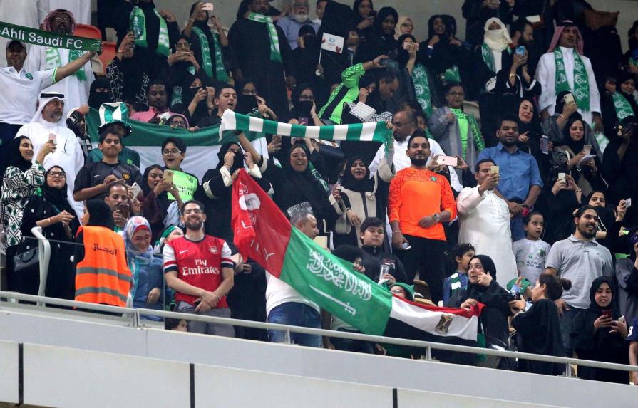 Mujeres saudíes entran por primera vez a estadios para ver partidos de fútbol
