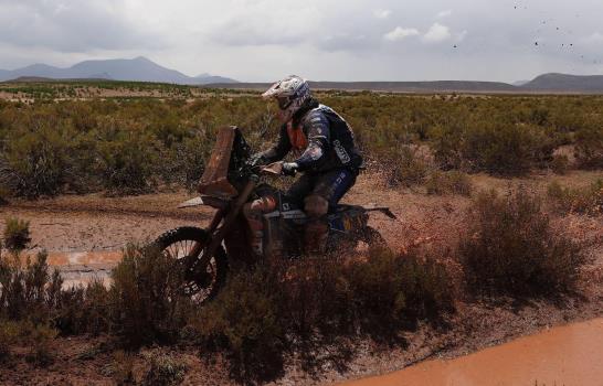 Carlos Sainz, nuevo líder de Dakar gracias a problema mecánico de Peterhansel 
