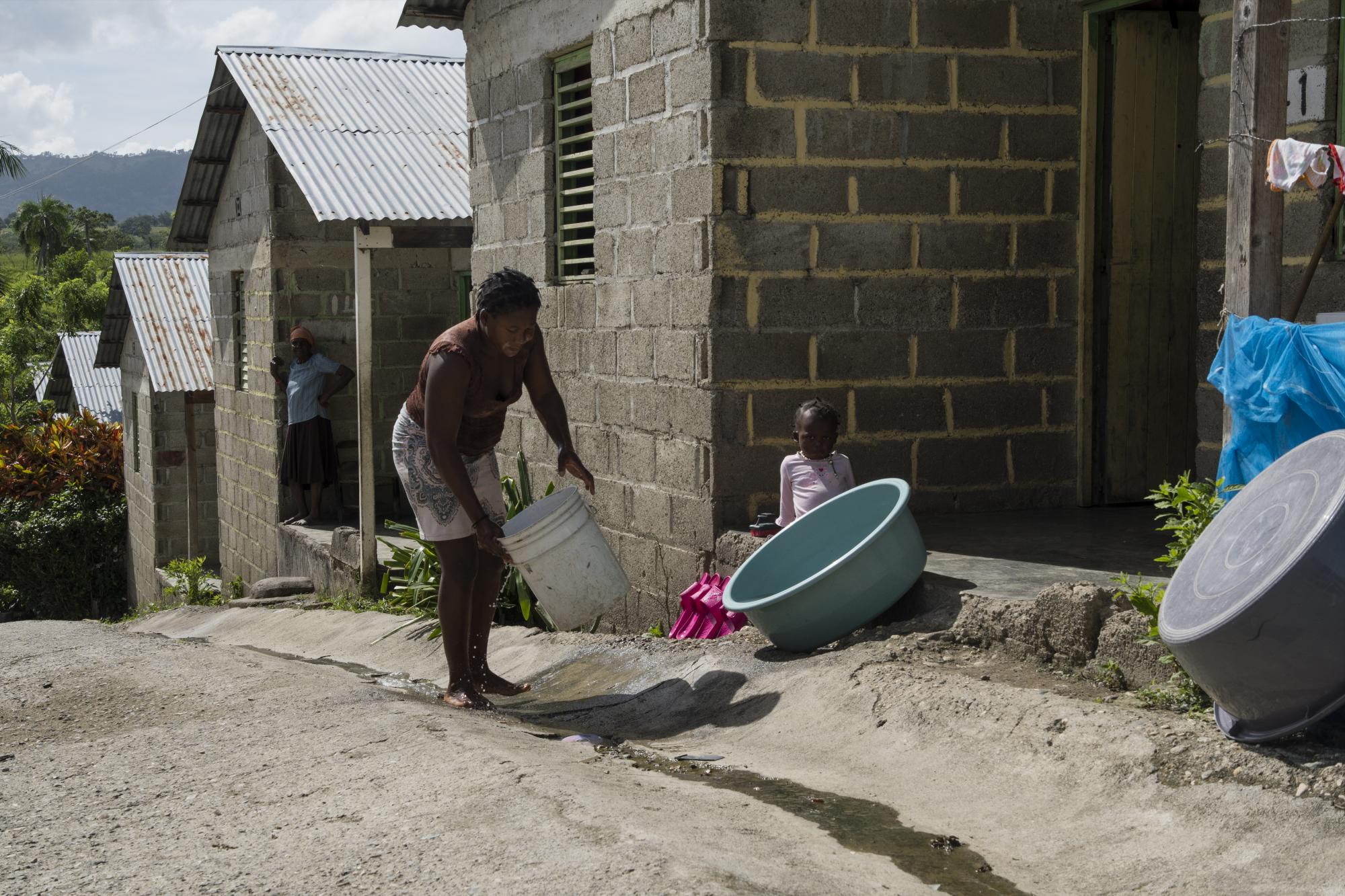 Una haitiana residente en la comunidad.