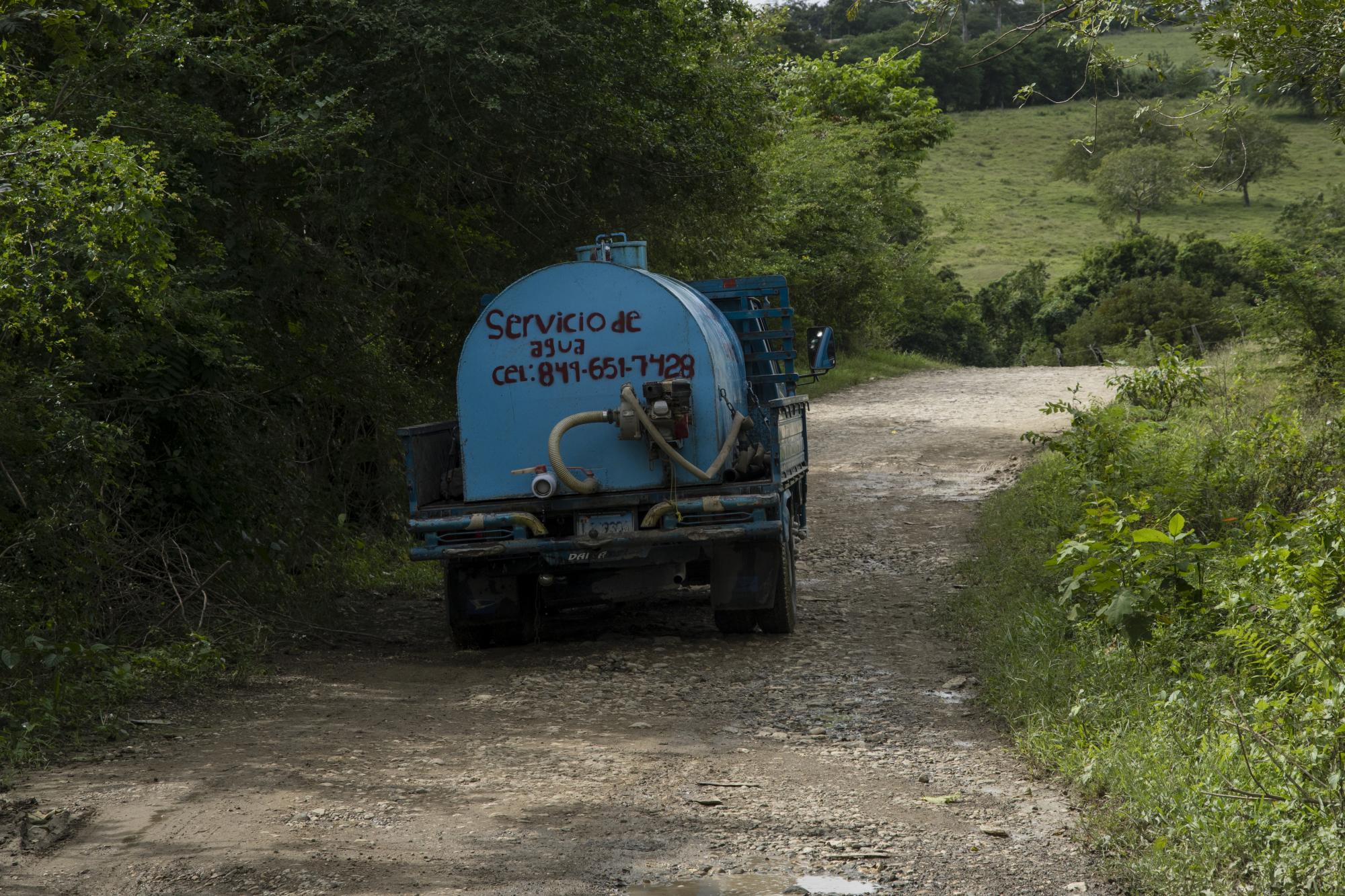 Camión de agua transitando por el camino de acceso a la comunidad Los Algodones.