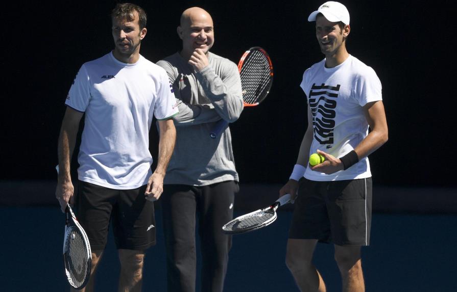 Federer desvía la atención en Australia a Nadal y Djokovic