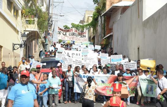 Cientos marchan por mayor inversión en salud y denuncian agravamiento de crisis hospitalaria