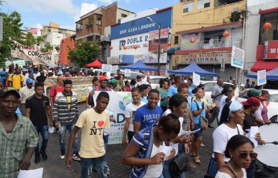 Cientos marchan por mayor inversión en salud y denuncian agravamiento de crisis hospitalaria