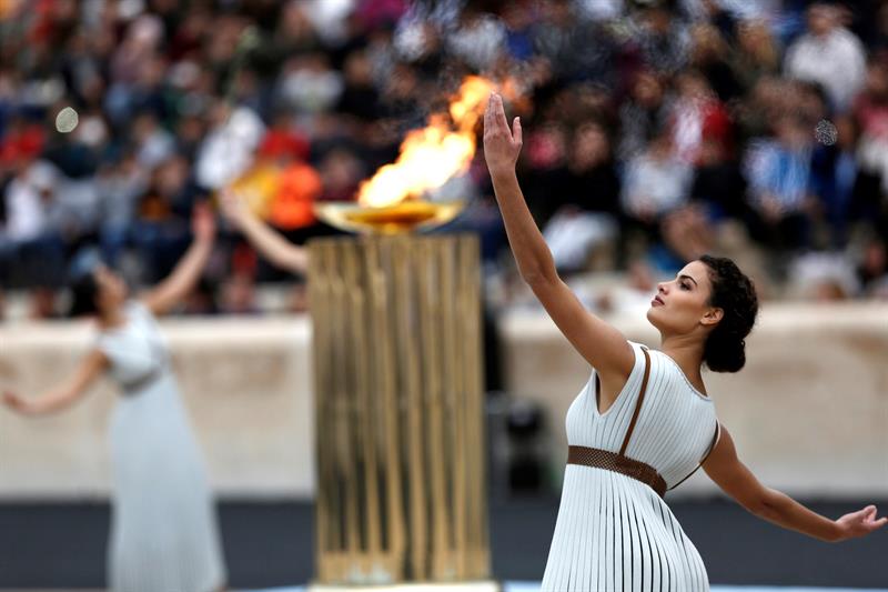Una actriz sacerdotisa participa en la ceremonia de la entrega de la llama olímpica en el estadio Panatinaico de Atenas.