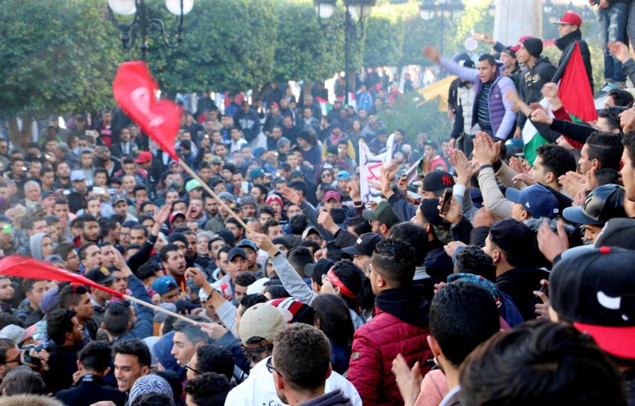 Túnez celebra siete años de su revolución bajo tensión social