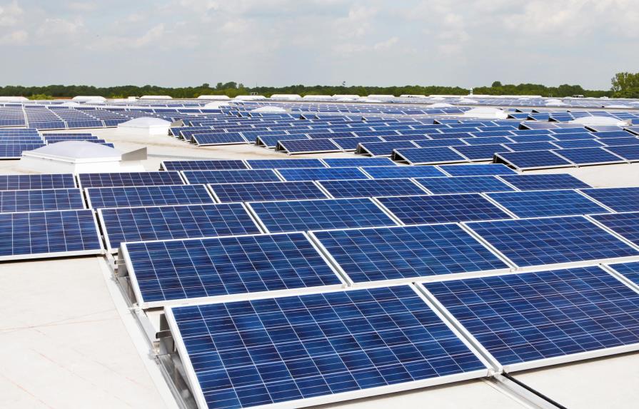 Emiratos Árabes invertirá en paneles solares en mil centros sanitarios dominicanos