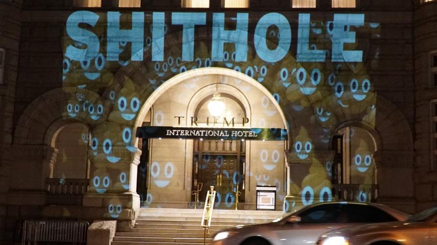 “Este lugar es una mierda”, proyectan sobre un hotel Trump en EE.UU.