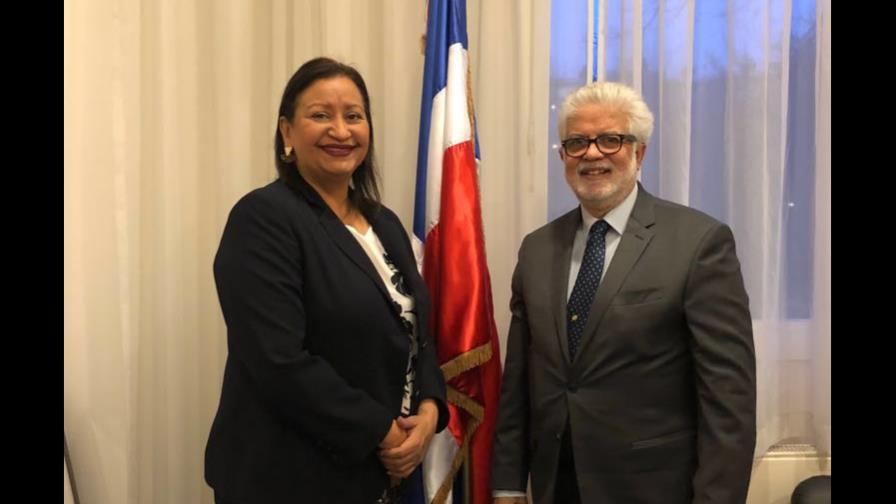 Diputada Annie Báez presenta propuestas a delegaciones dominicanas en Europa