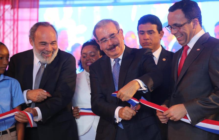 Presidente Danilo Medina entrega centro educativo en Boca Chica  