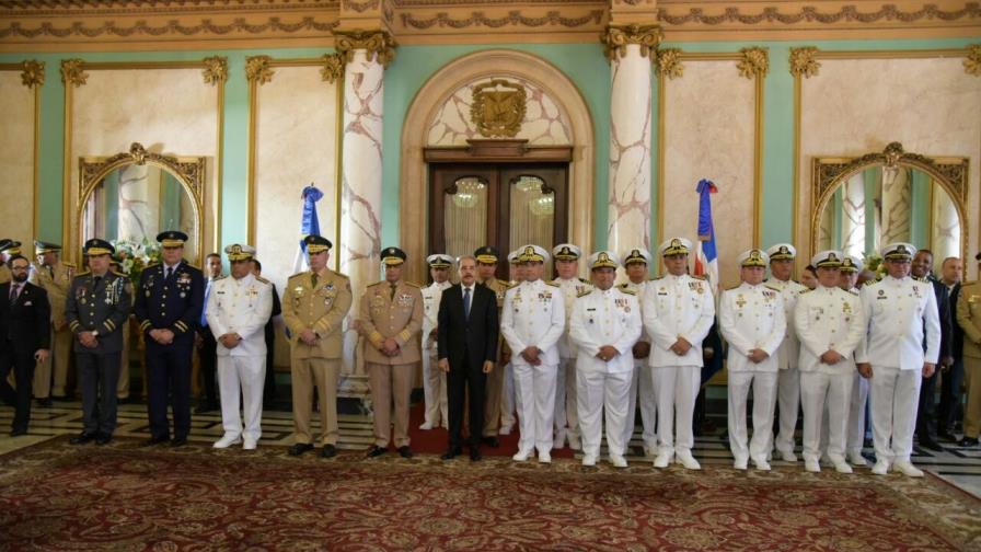 Presidente Medina recibe saludos de oficiales superiores en el Palacio Nacional