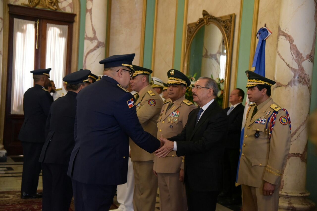 El presidente Danilo Medina recibió hoy los saludos de oficiales superiores con más de veinte años de servicios en las Fuerzas Armadas y la Policía Nacional.