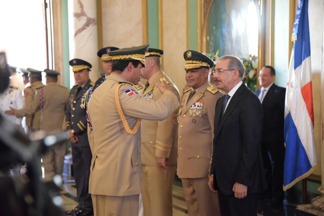 El jefe del Cuerpo de Seguridad Presidencial, mayor general Adan Cáceres Silvestre, saluda al presidente Medina.