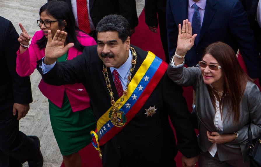 Maduro emplaza a la oposición a firmar acuerdo en diálogo