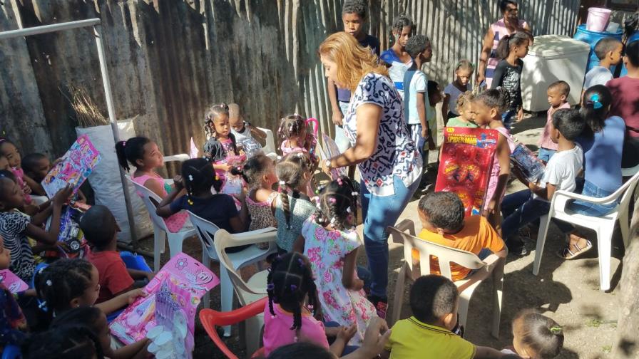 Fundación Sirila Ozuna entrega juguetes en provincias del país