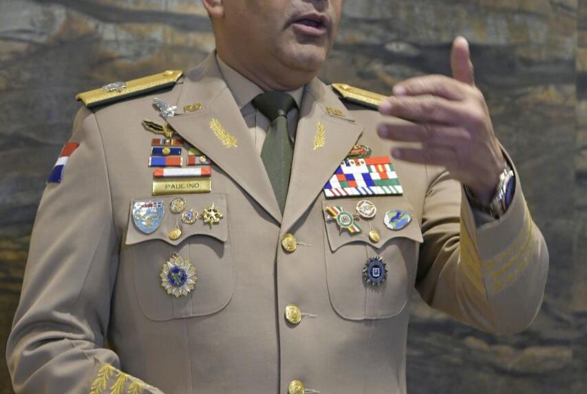 Ministro de Defensa dice habrá ascensos a todos los militares que cumplan requisitos