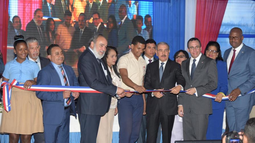 Presidente Medina entrega liceo Profesor Rafael Nin Nin al sector Cancino Adentro