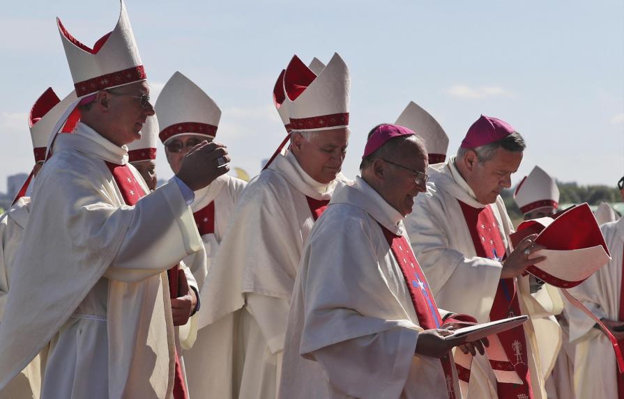 Obispo acusado de encubrir abusos volvió a concelebrar misa con el papa