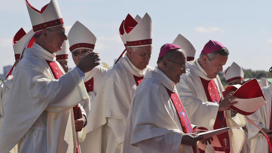 Obispo acusado de encubrir abusos volvió a concelebrar misa con el papa