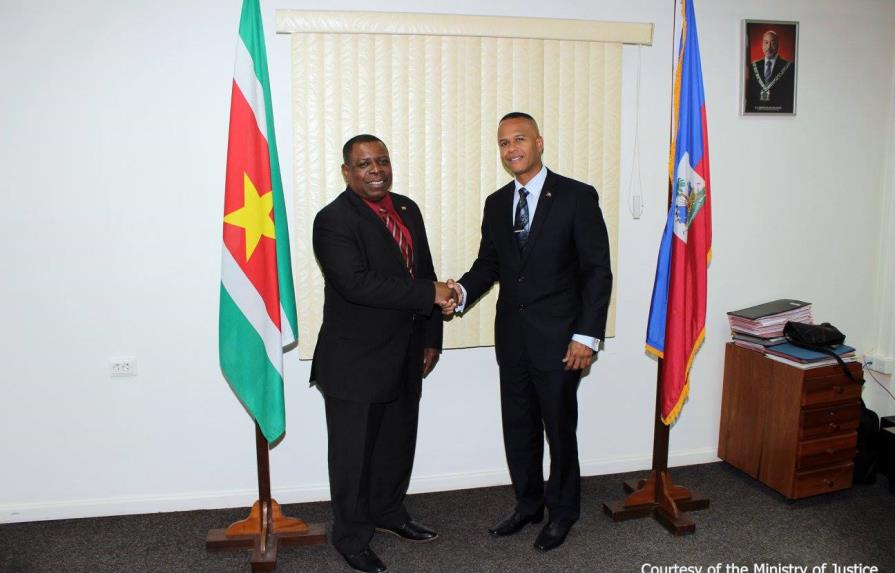 Surinam propone legalizar residencia de unos 1.800 haitianos