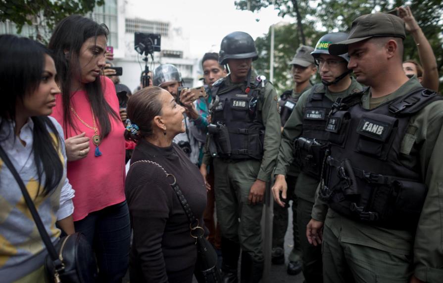 Familiares exigen a Maduro, sin éxito, entregar cuerpo de piloto rebelde