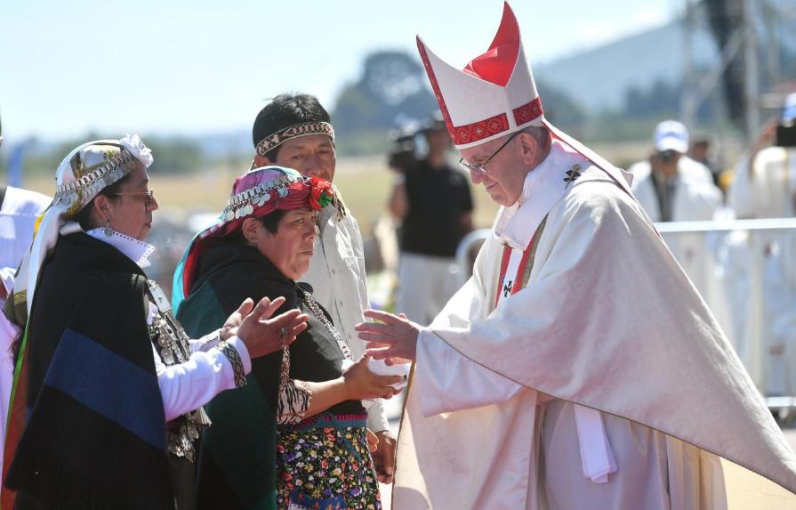 El papa critica en Chile el uso de la violencia en reivindicaciones indígenas