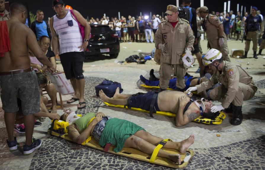 Auto embiste a multitud en Copacabana y deja 11 heridos