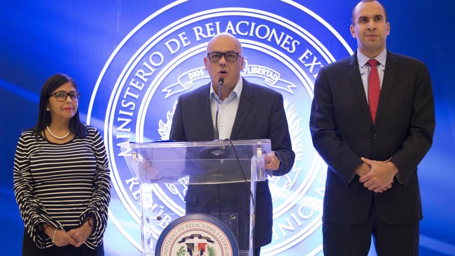 Gobierno Maduro acusa a oposición de usar a piloto rebelde para evitar acuerdo