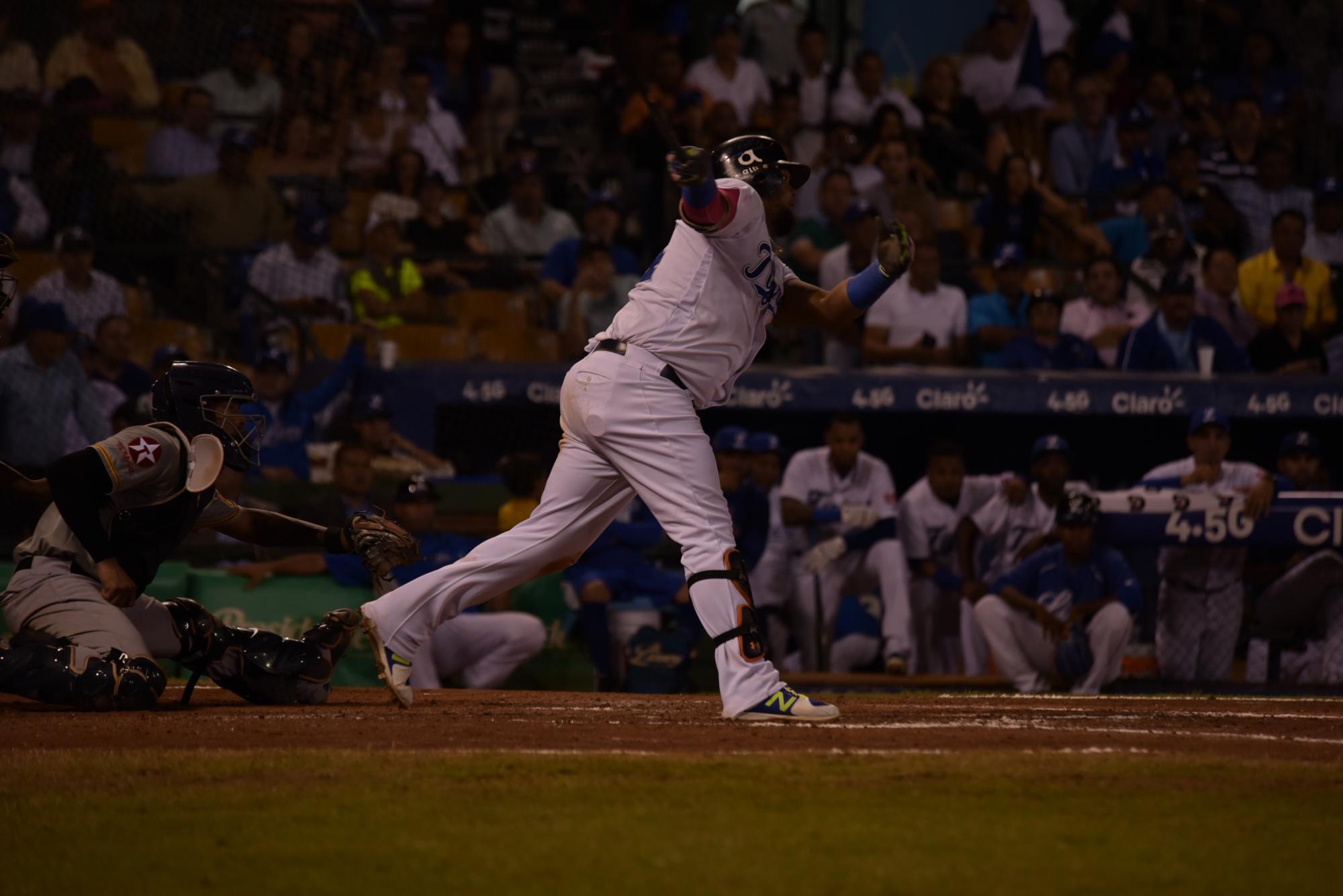 Juan Francisco pegó jonrón con las bases llenas para asegurar la victoria de los Tigres del Licey ante las Águilas Cibaeñas en la jornada del jueves 18 de enero del 2018.