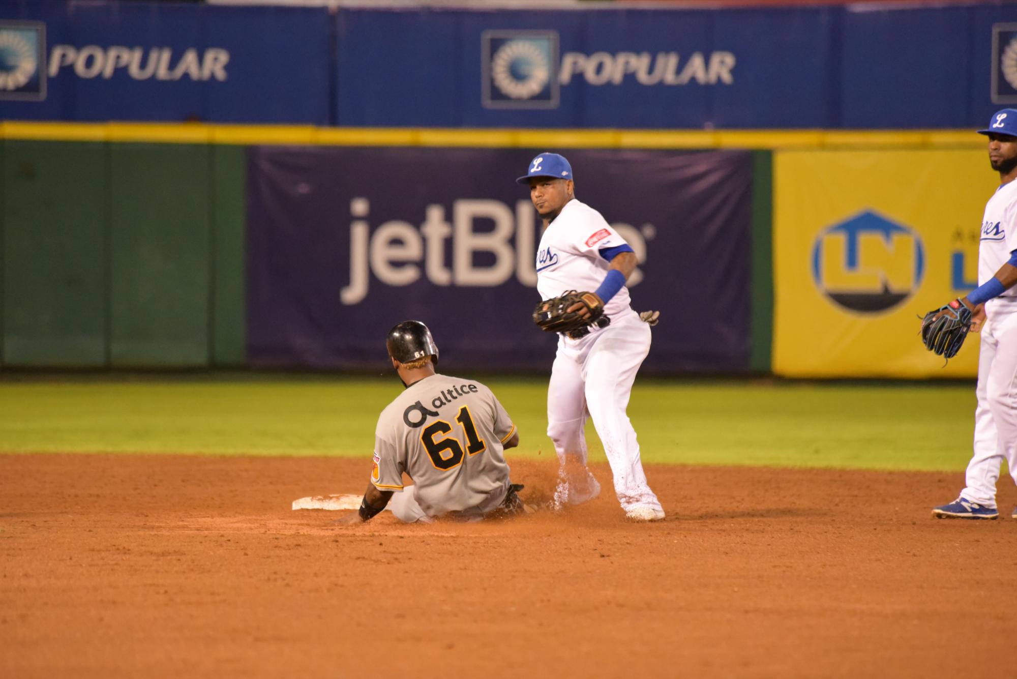 Daniel Santana de las Águilas Cibaeñas es forzado en segunda base en el partido que enfrentó a su equipo con los Tigres del Licey el 18 de enero del 2018. 